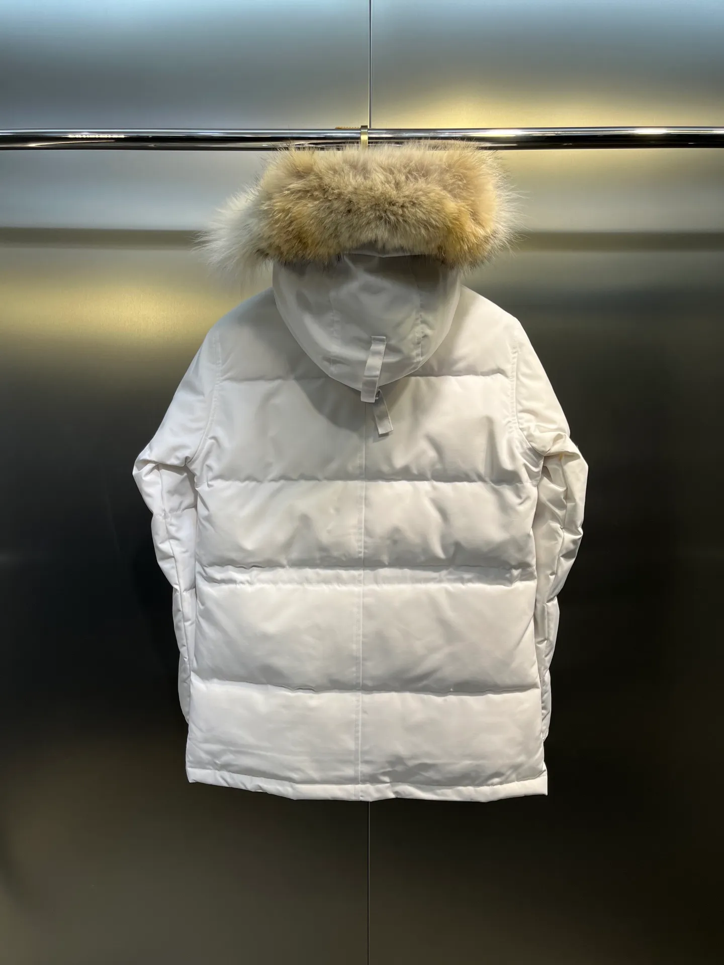 P860 Canada Goose Canada # Expedition04 Parker, a treasure of Canadian origin! Limited supply worldwide! Canada Goose Model 04 is a top-notch couple model, polar cold-proof outdoor series fur collar detachable hooded parka down jacket, the first Goose in 2024. I hope my partners like the top quality, and I hope everyone can evaluate it together! The most popular cool items of the Big Goose family in 2024 are online. The same popular product of Yi Yang Qianxi is said to be a joint limited edition Big Goose that cannot be bought in autumn and winter. If you dislike the sameness of the Big Goose in the past, then this model will definitely give you a different experience! This year's most powerful couple's collection for autumn and winter is online, a top-notch luxurious ready-to-wear style, paired with an outdoor warm down jacket with great style and charm! The most standard and classic items of the Daye family in the past two years are equipped with unique reflective stripes for embellishment, which further shows the high-end fashion performance effect. With the embellishment of hardware buckles, it has excellent performance effect. The upper body is clean, simple and elegant, even for urban leisure. It is suitable for various occasions. Designed with large pockets, this model has a large capacity and is equipped with reflective stripes, making it safer at night. It is suitable for various adventure activities. It is made of windproof and waterproof technical materials. The interior is filled with full white duck down, which is absolutely cold-proof and warm. It also has a stand-up collar design and fine fluff at the collar, with meticulous attention to detail! The charm of this model is also more spiritual, and the upper body has more temperament and specifications. It perfectly shows the ultra-high standard of fashionable performance of this model, integrating outdoor and life, and you can even create high-street wear! The most pinnacle limited-edition goose that we have presented so far, both in terms of design and detailed materials, it is completely outstanding. The grand and evergreen version design is matched with cool reflective elements. The overall appearance can be said to be quite high, and it has that kind of powerful outdoor performance! It combines high-end casual attributes with high-street style. It is high-grade, domineering, warm, and beautiful. The visibility of the upper body is quite strong, and the configuration of the owl element is highly brand-recognizable. It fully complements the overall brand performance and visual effects, and also has the high-end sense of fashion and fashionable performance. It is a must-buy product because it is the most awesome down brand on the planet and one of Canada's three national treasure brands. It is also a sentimental down luxury brand. In the field of polar cold-proof clothing, Goose has made an irreplaceable contribution... Size: xs s m l xl